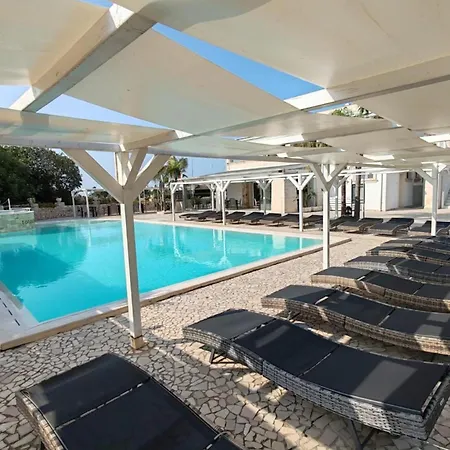 Pino With Shared Pool Apartman
