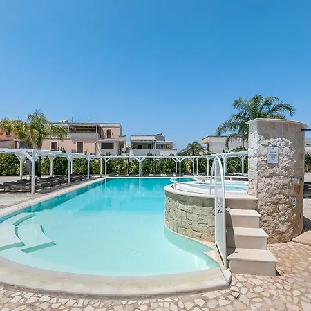 Pino With Shared Pool Apartman