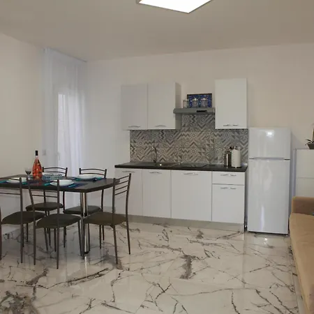 Pino With Shared Pool - Happy Apartment
