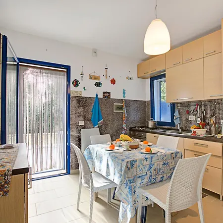Apartment Pino With Shared Pool - Happy Torre Lapillo