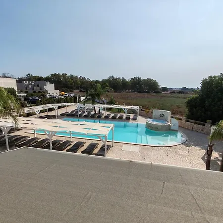 Pino With Shared Pool דירה