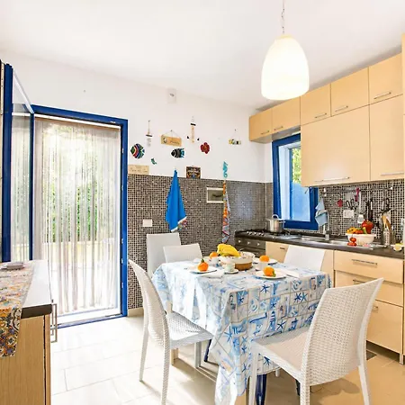 Pino With Shared Pool Appartement Torre Lapillo